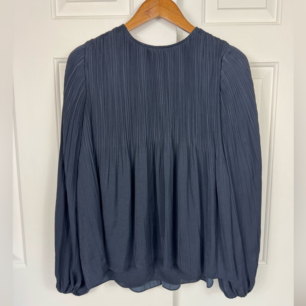 Elizabeth and James Women’s Long Sleeve Pleated Blouse Navy Size Unknown- READ